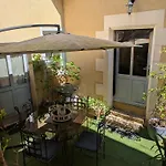 Les Du Vieux Quartier לינה וארוחת בוקר