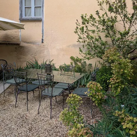 Les Du Vieux Quartier תוארס